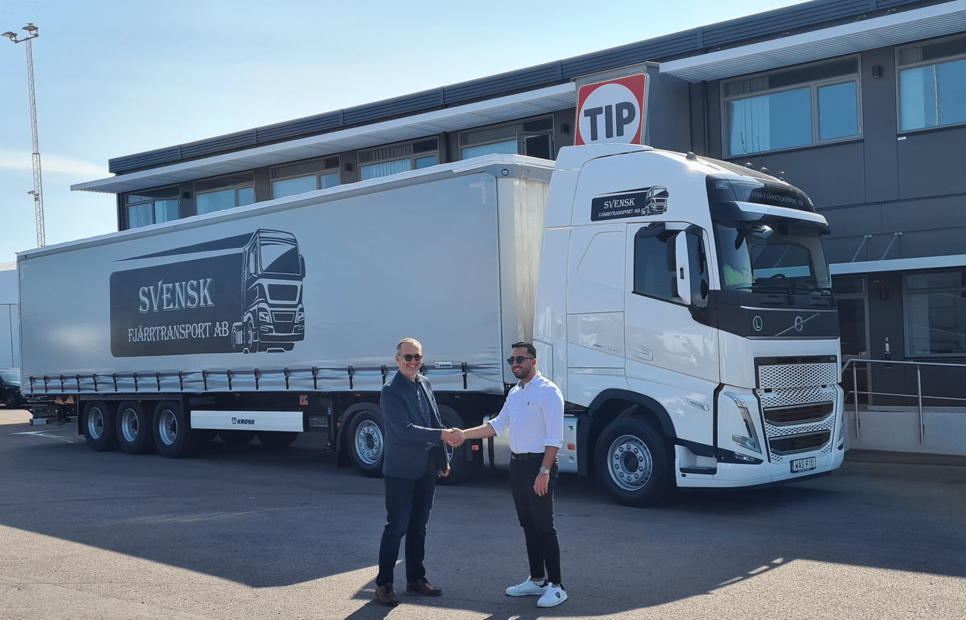 CEO of SFT AB Shakes hand with Member of TIP Group